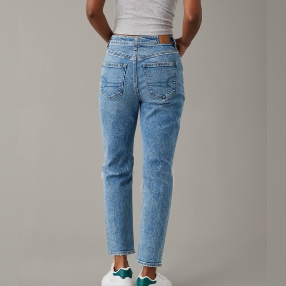 American Eagle High Rise Strigid Ripped Mom Jeans Size 4 Regular Medium Wash - Picture 2 of 14